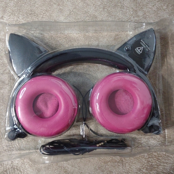 3/$20 LeDeez Light-Up Cat Ears LED Headphones with a built-in microphone Corded - Picture 3 of 6
